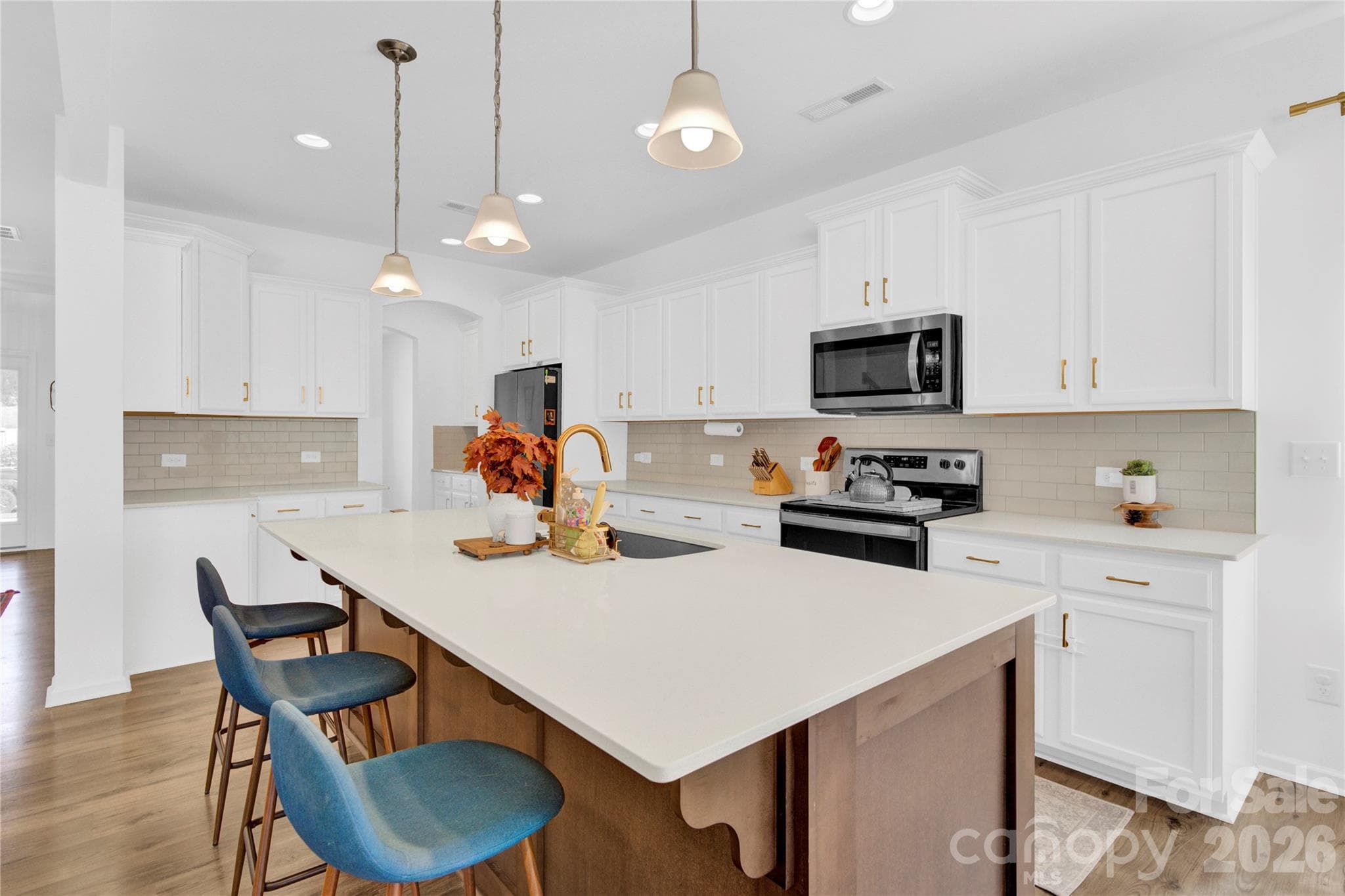 Kitchen Island - 3153 Pinehills Way, Mount Holly