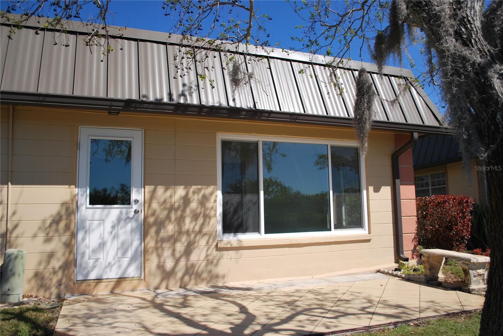 Backyard with large deck for relaxing, overlooking the water - 4136 STRATFORD DR, NEW PORT RICHEY