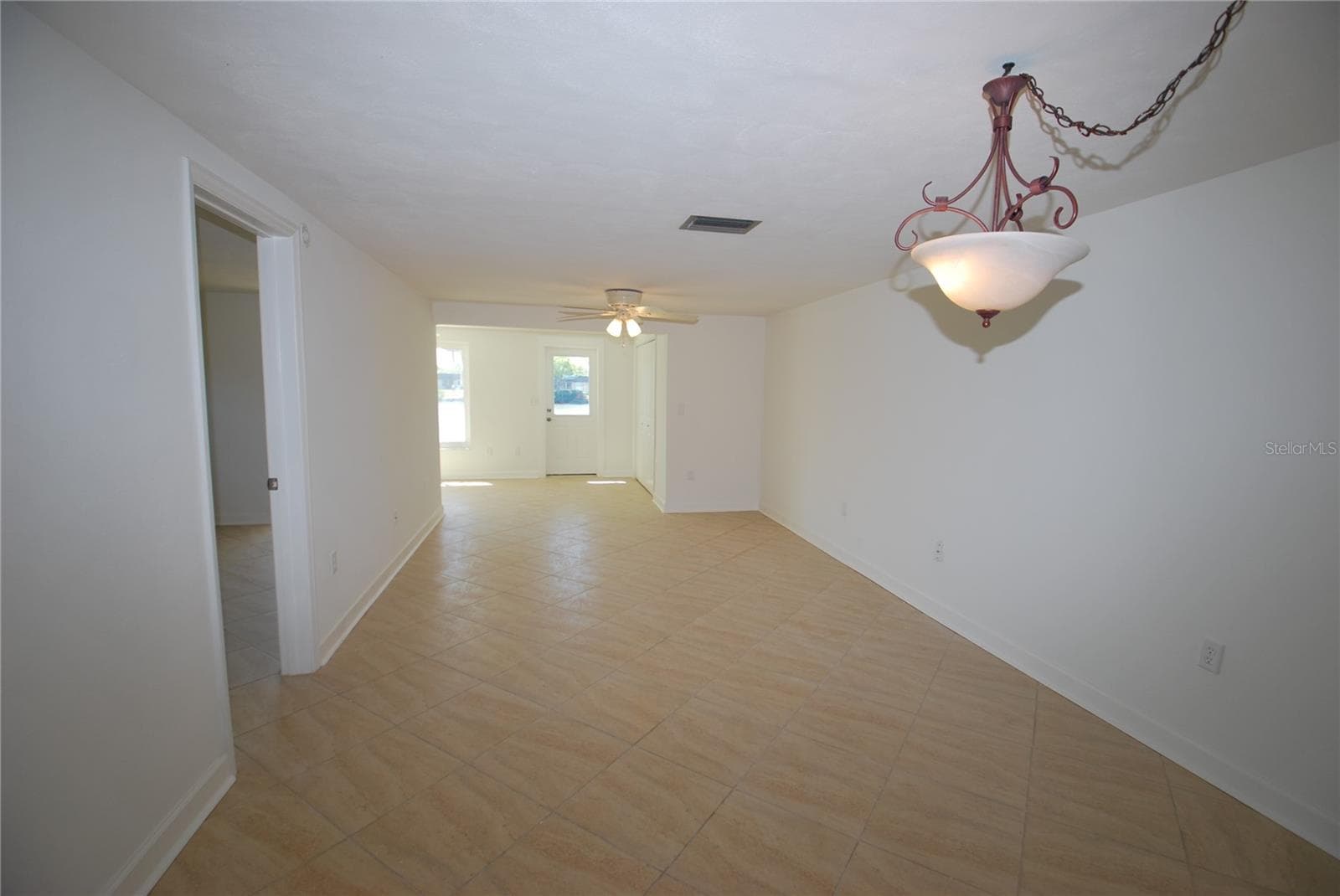 large family/dining room with all tile floors - 4136 STRATFORD DR, NEW PORT RICHEY