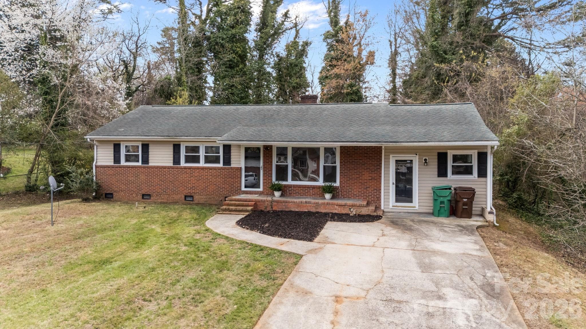 Single Family Residence at 1108 Dartmouth Avenue, High Point, photo 2 of 32
