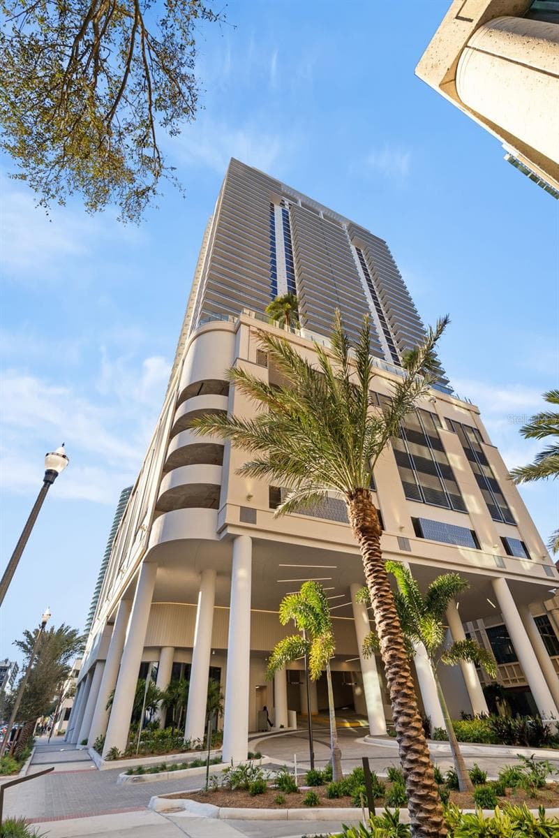 Condominium at 275 1ST AVE #3507, ST PETERSBURG, photo 2 of 37