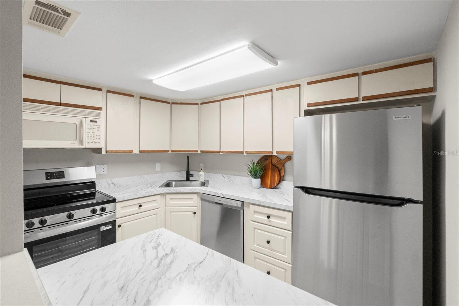 Condominium at 505 PLAZA SEVILLE CT #11, TREASURE ISLAND, photo 9 of 31
