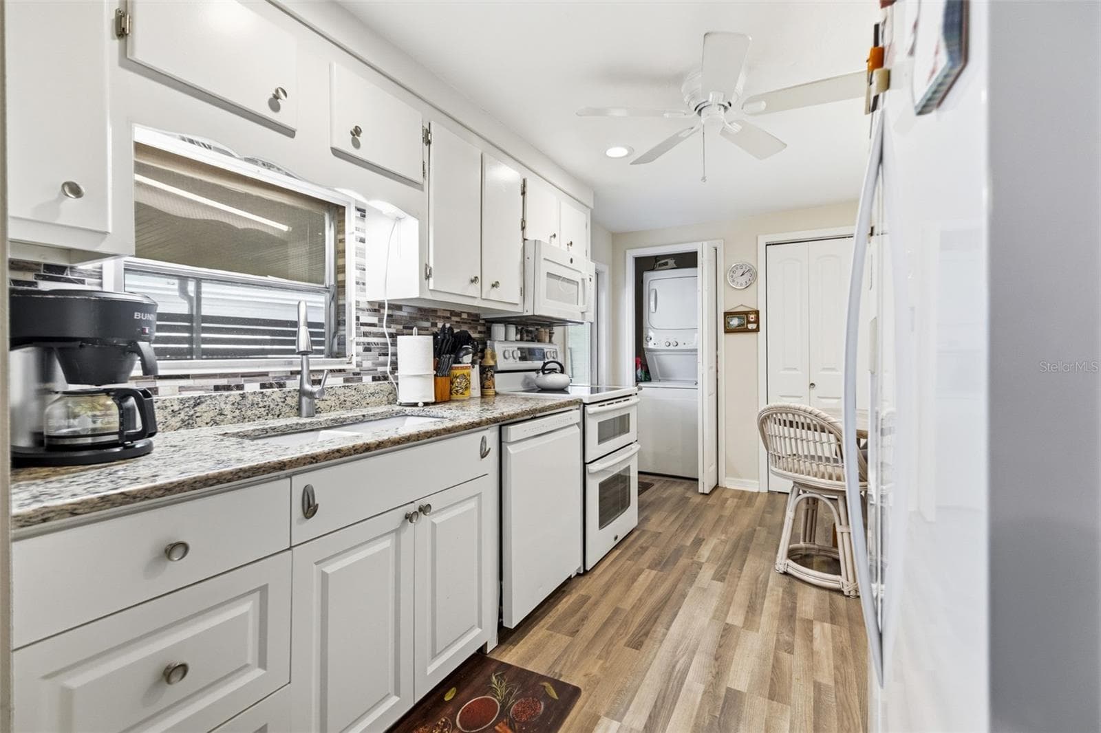 Bright kitchen with indoor washer/dryer and large pantry - 5509 BERMUDA CT, BRADENTON