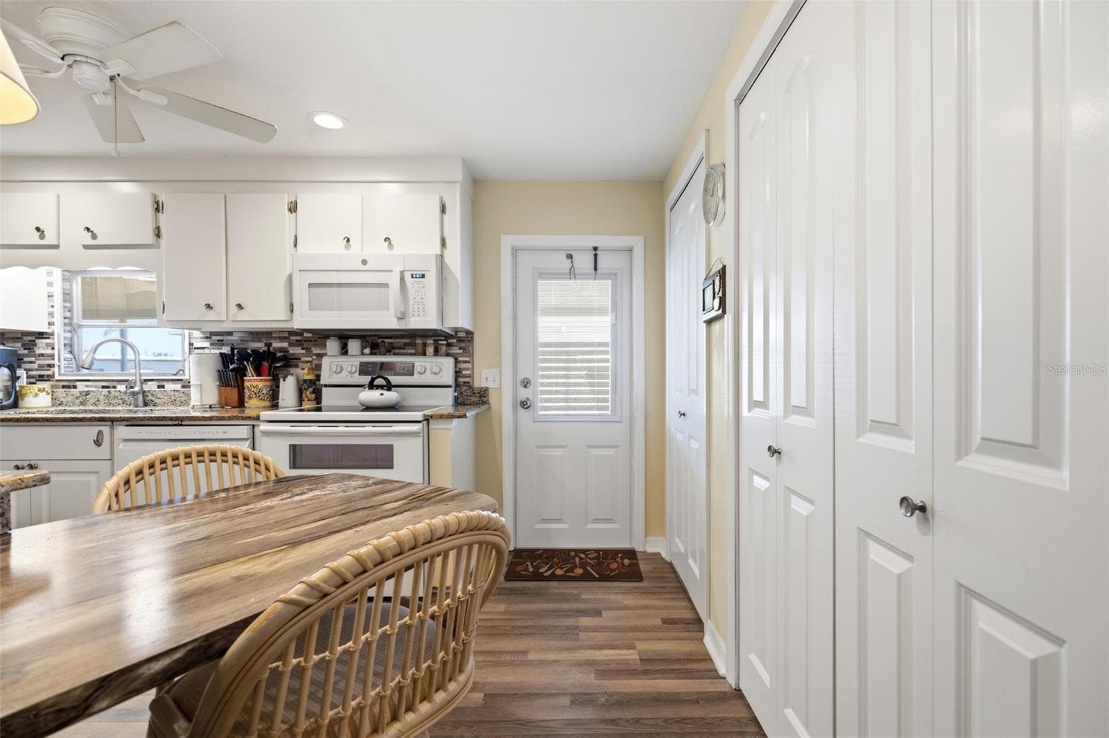 Eat In Kitchen Area - 5509 BERMUDA CT, BRADENTON