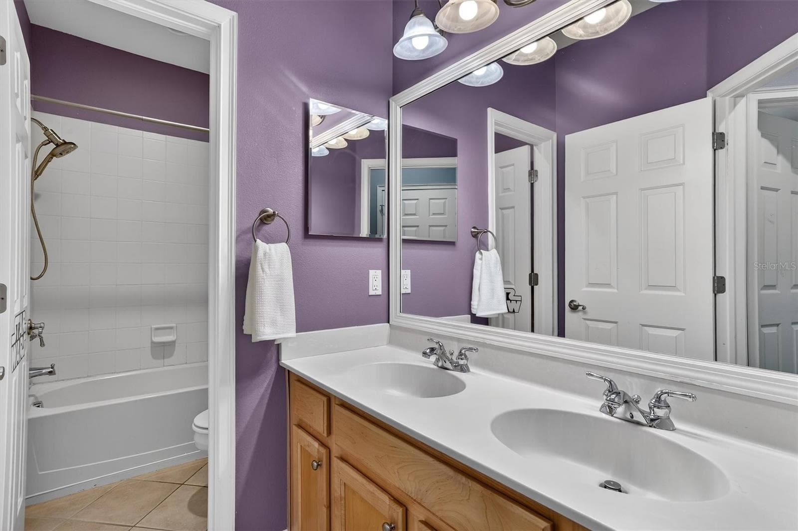 Guest bathroom on second story conveniently located for the guest bedrooms to share. - 416 MANNS HARBOR DR, APOLLO BEACH