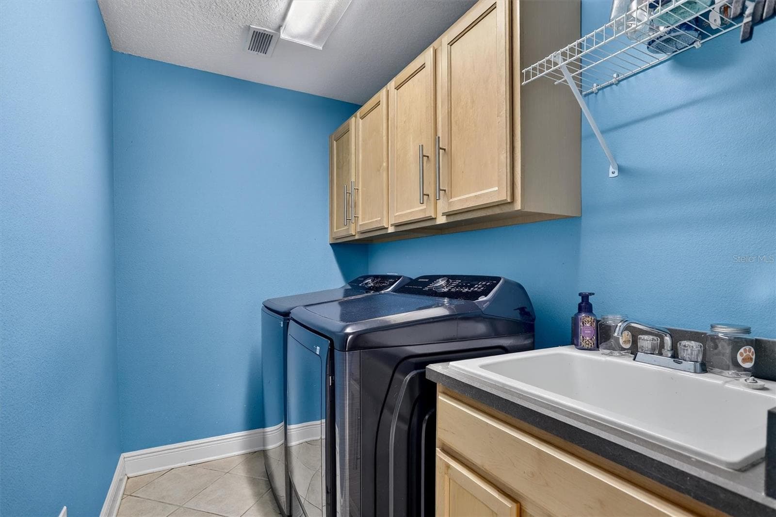 First floor laundry room. - 416 MANNS HARBOR DR, APOLLO BEACH