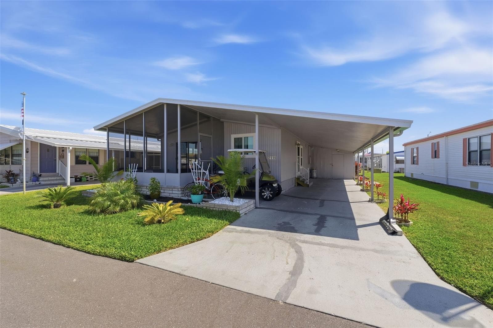 Manufactured Home at 2116 KONA DR, HOLIDAY, photo 2 of 18