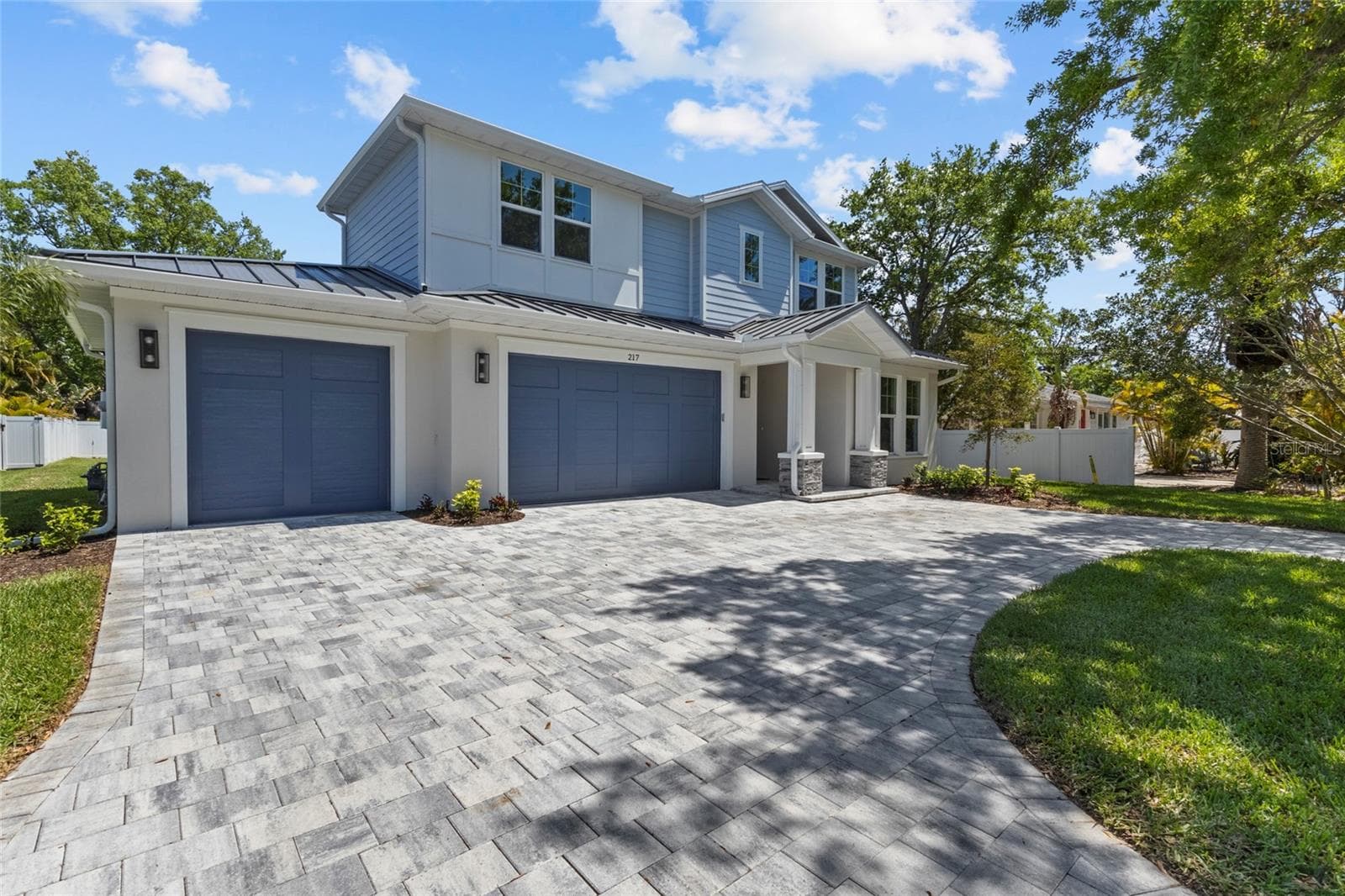 Wide Circular Paver Driveway - 217 S SHADE AVE, SARASOTA
