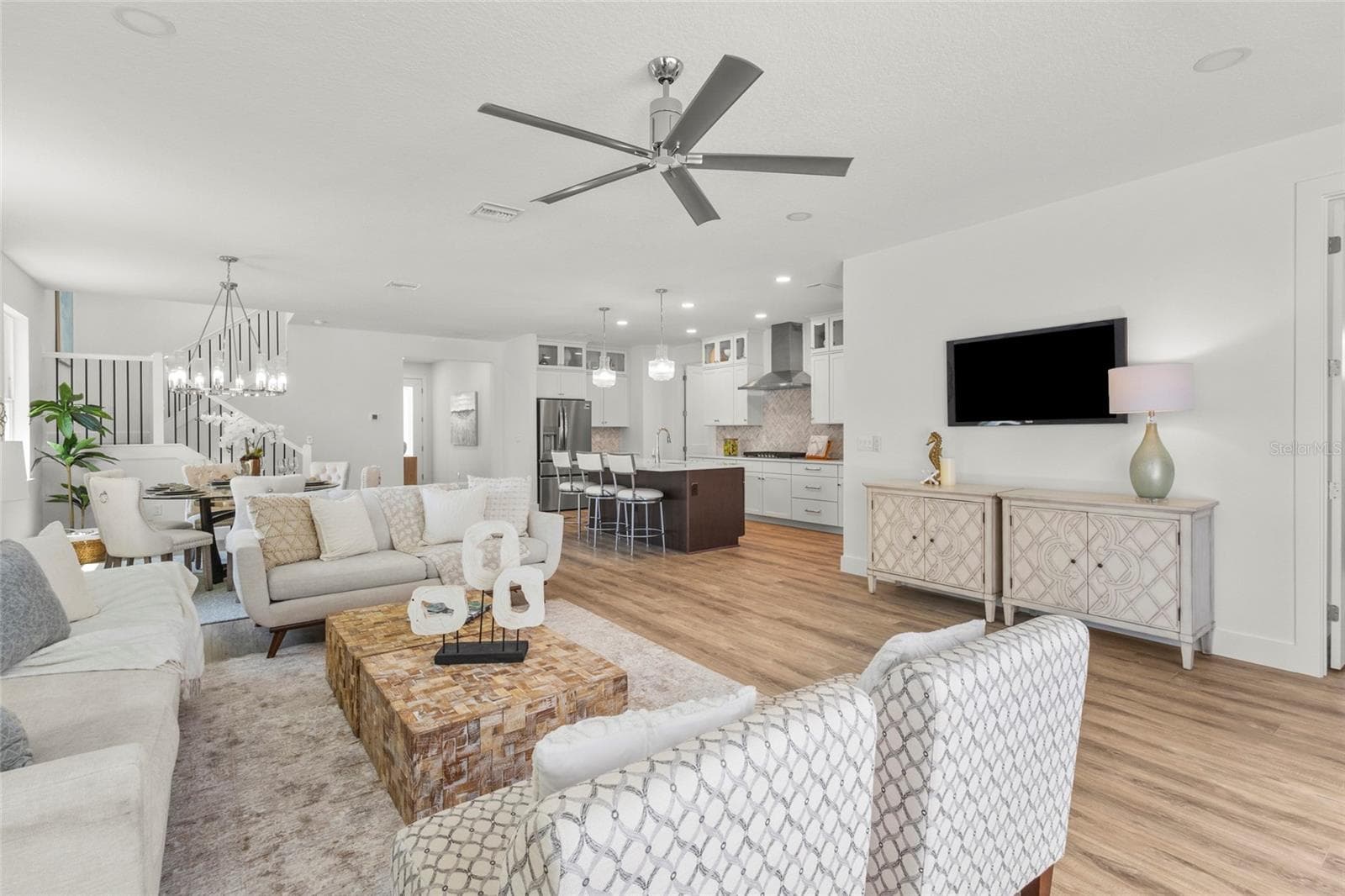 TV Wall can accommodate the largest of TV's - 217 S SHADE AVE, SARASOTA