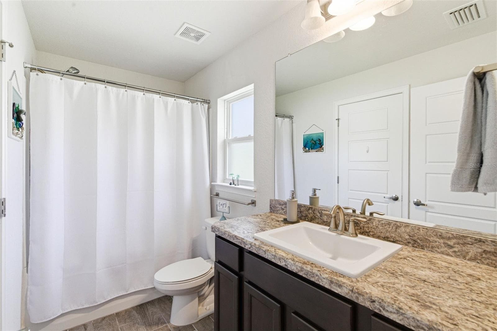 Bathroom Between Bedrooms 2 & 3 - 47 VILLAGE CENTER DR, HOMOSASSA