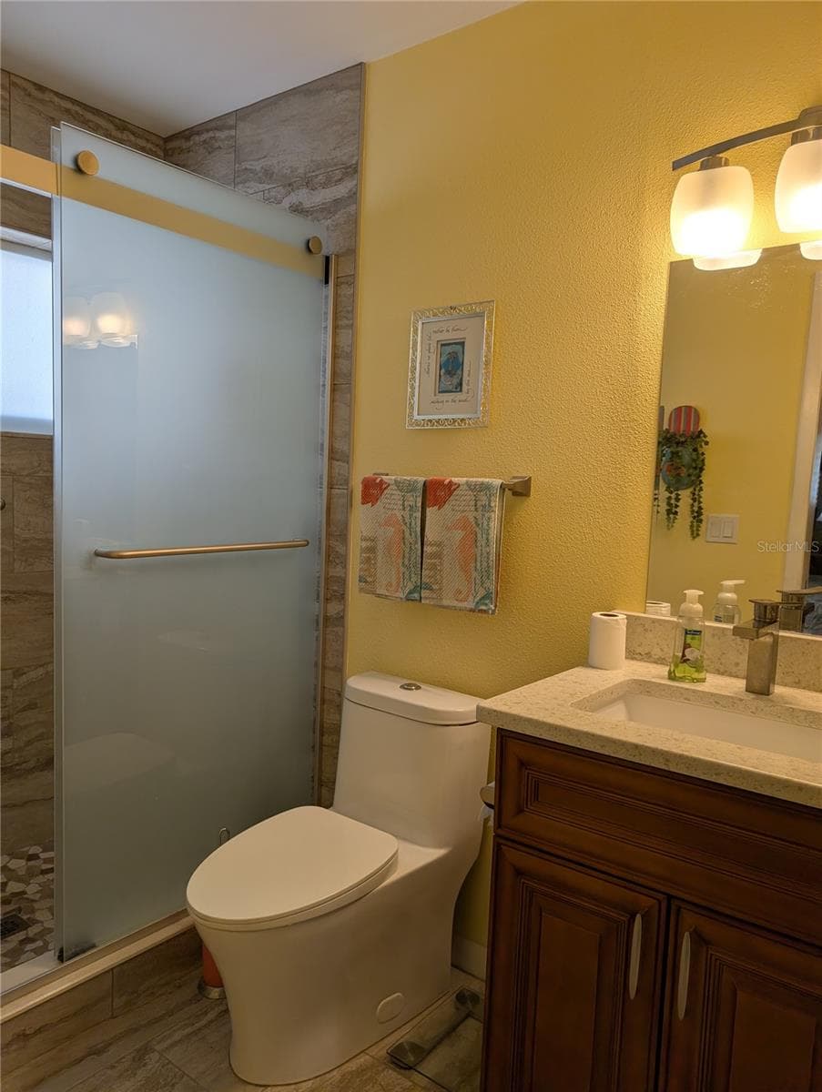 Comfort height commode. - 9204 36TH WAY N #6, PINELLAS PARK