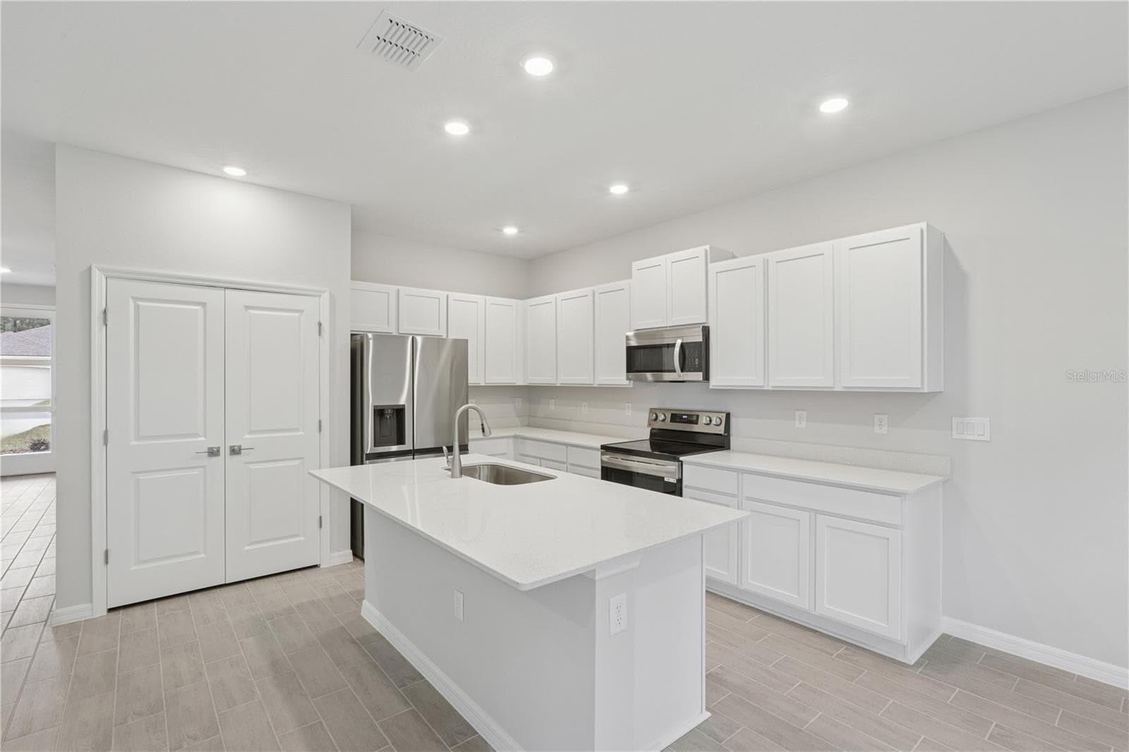 Single Family Residence at 17094 SW 20TH CT RD, OCALA, photo 2 of 12