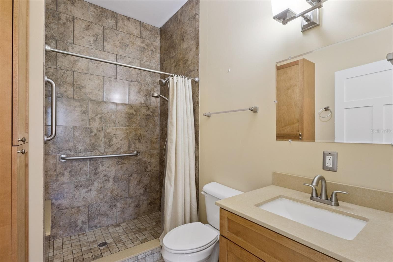Guest House bath - 15503 TROTTING HORSE LN, TAVARES