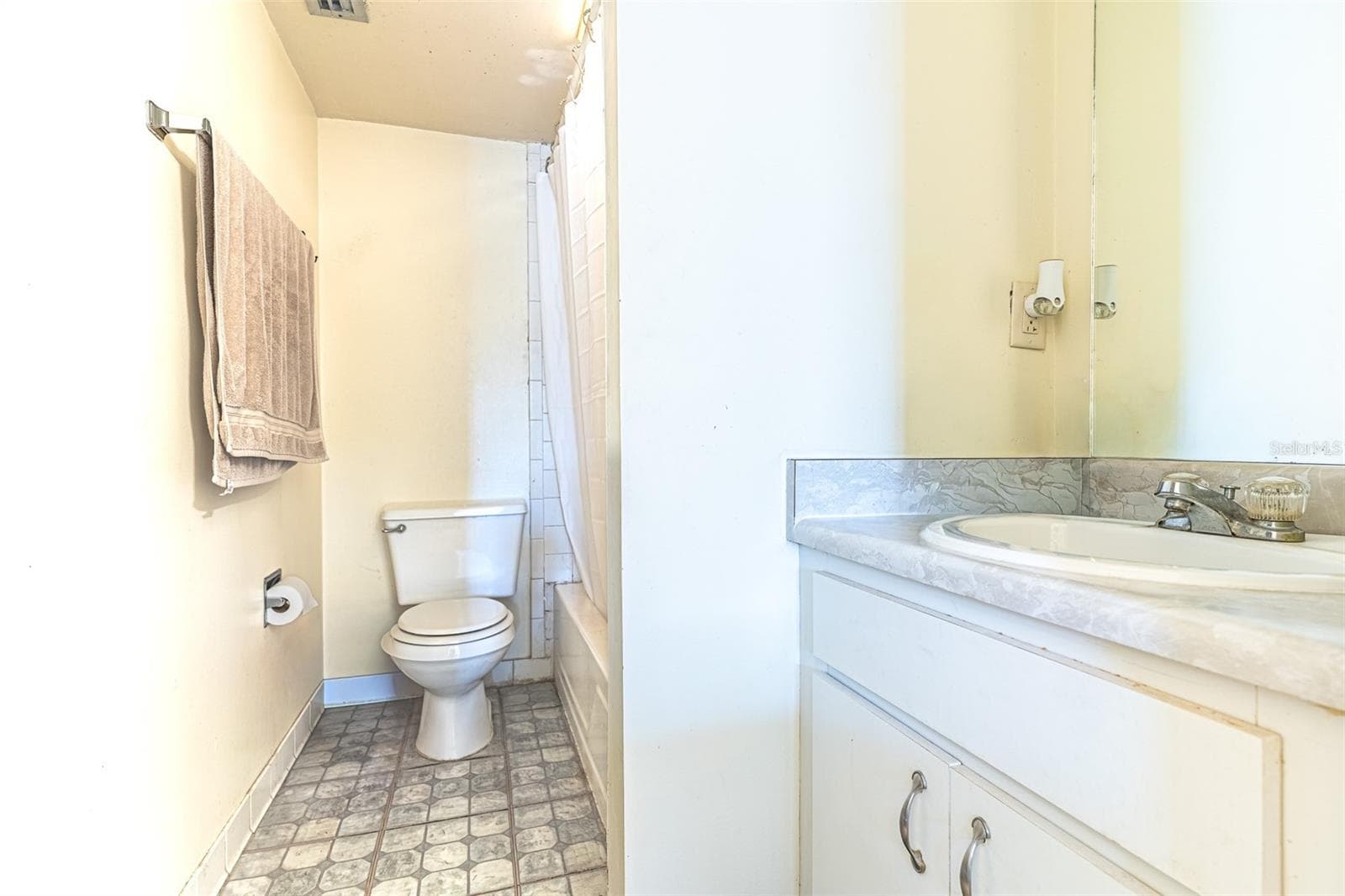 Condominium at 709 RUSSELL LN #222, BRANDON, photo 7 of 18