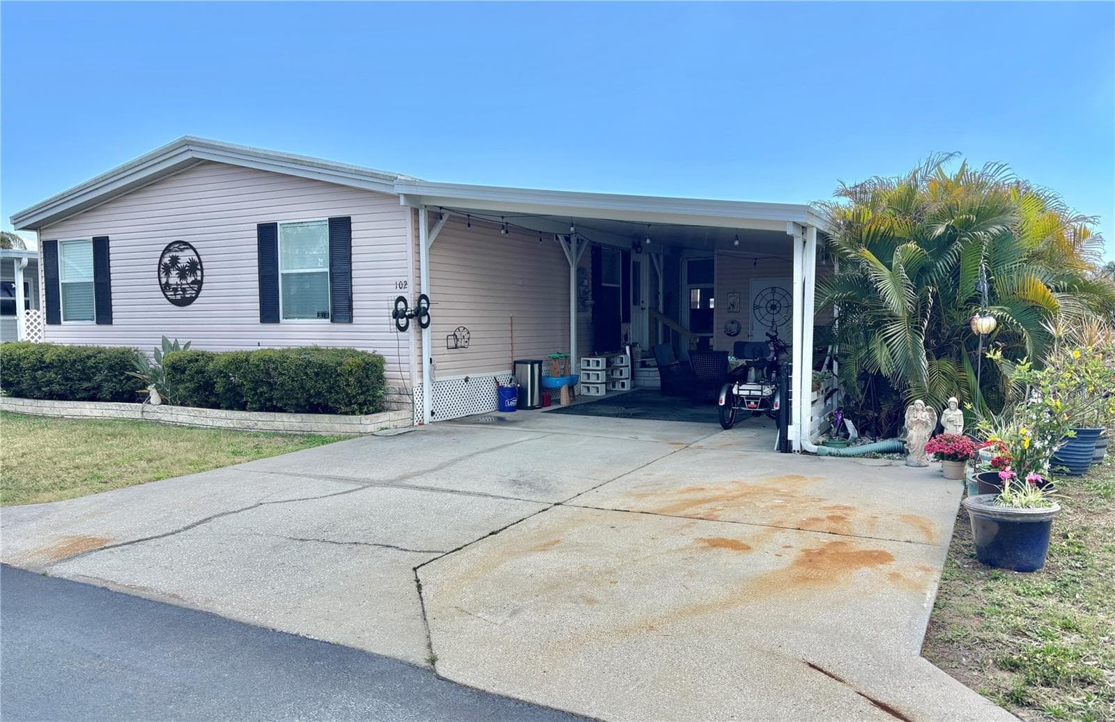 Extra wide parking pad - 102 AMERICANA CT NE #206, ST PETERSBURG