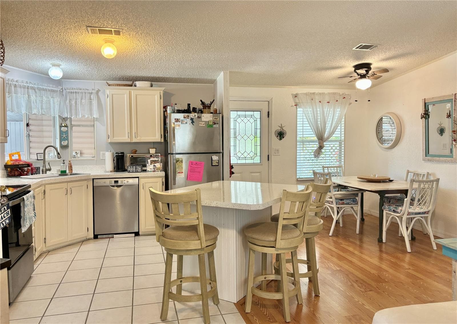 Kitchen and dining area - 102 AMERICANA CT NE #206, ST PETERSBURG