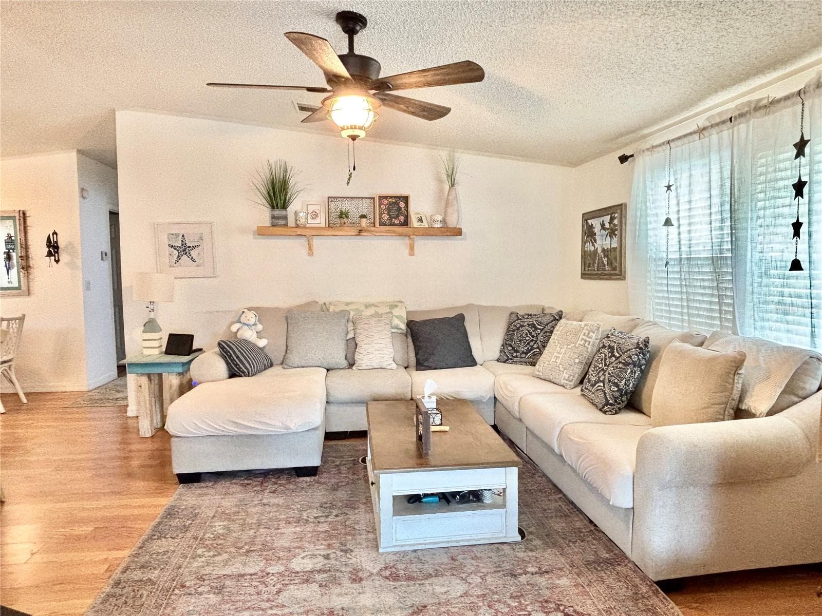 Living room - 102 AMERICANA CT NE #206, ST PETERSBURG