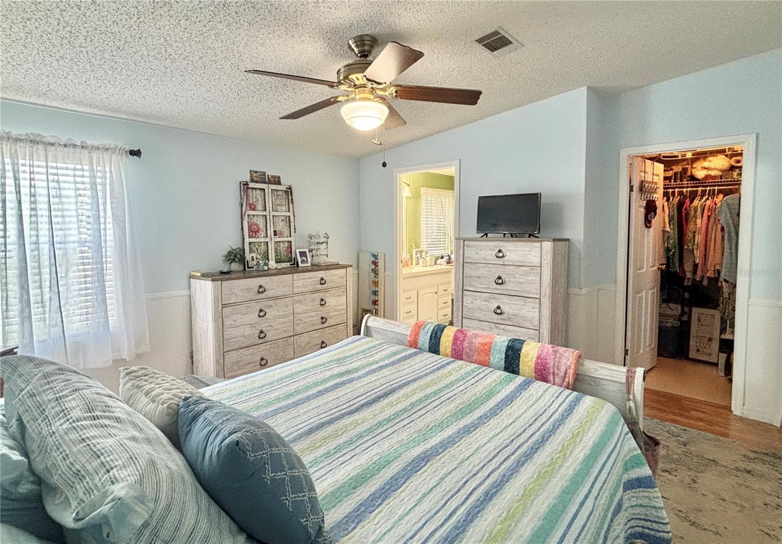 Primary bedroom with ensuite bathroom and walk-in closet - 102 AMERICANA CT NE #206, ST PETERSBURG