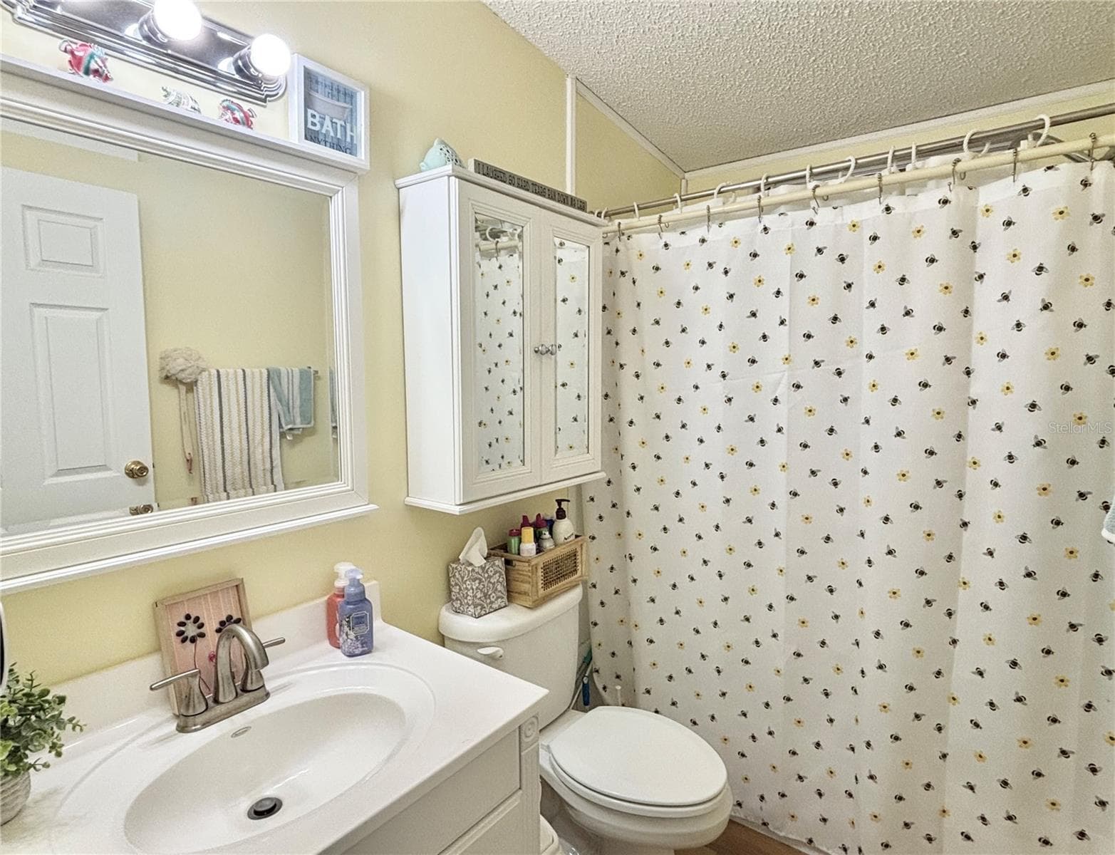 Guest bathroom - 102 AMERICANA CT NE #206, ST PETERSBURG