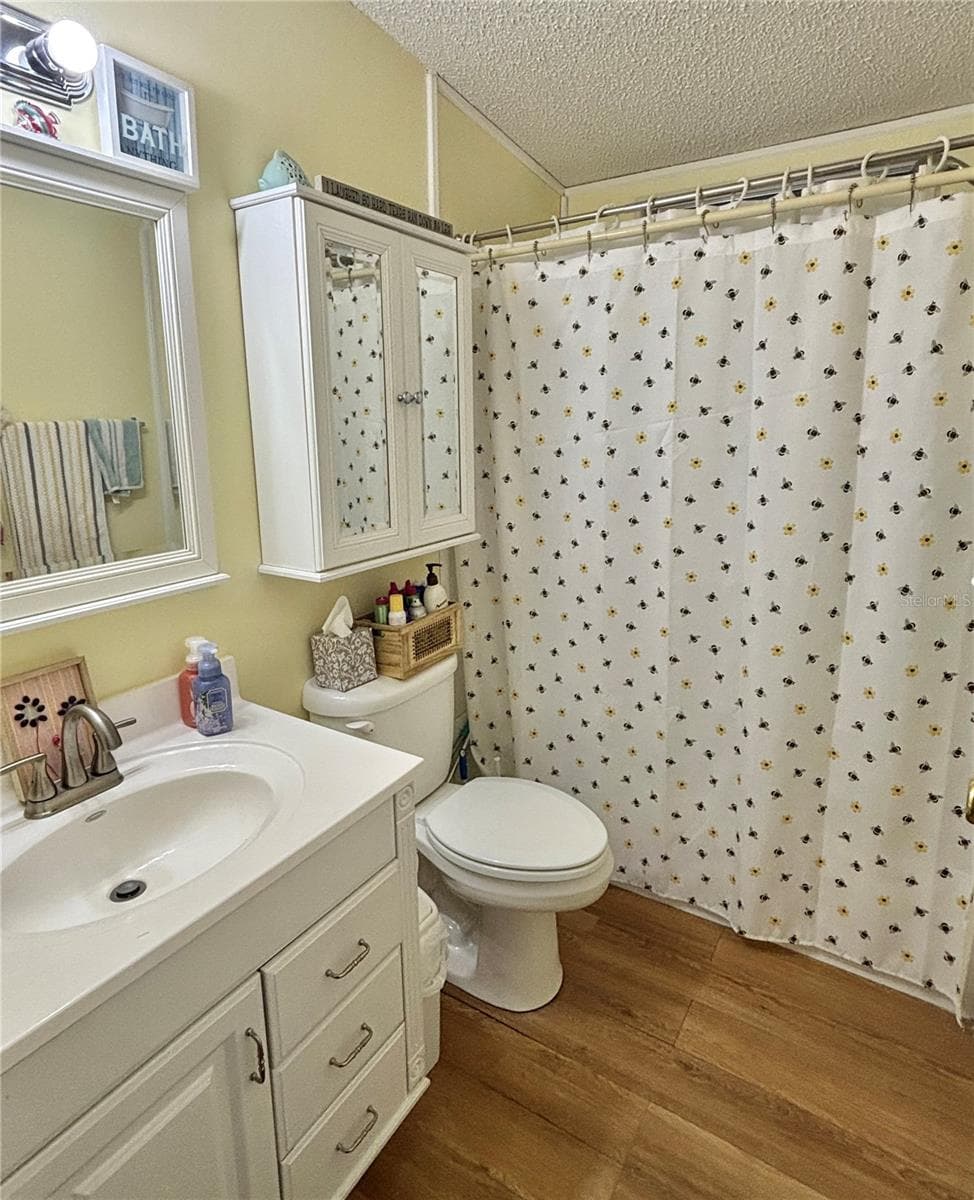 Guest bathroom - shower/tub combo - 102 AMERICANA CT NE #206, ST PETERSBURG
