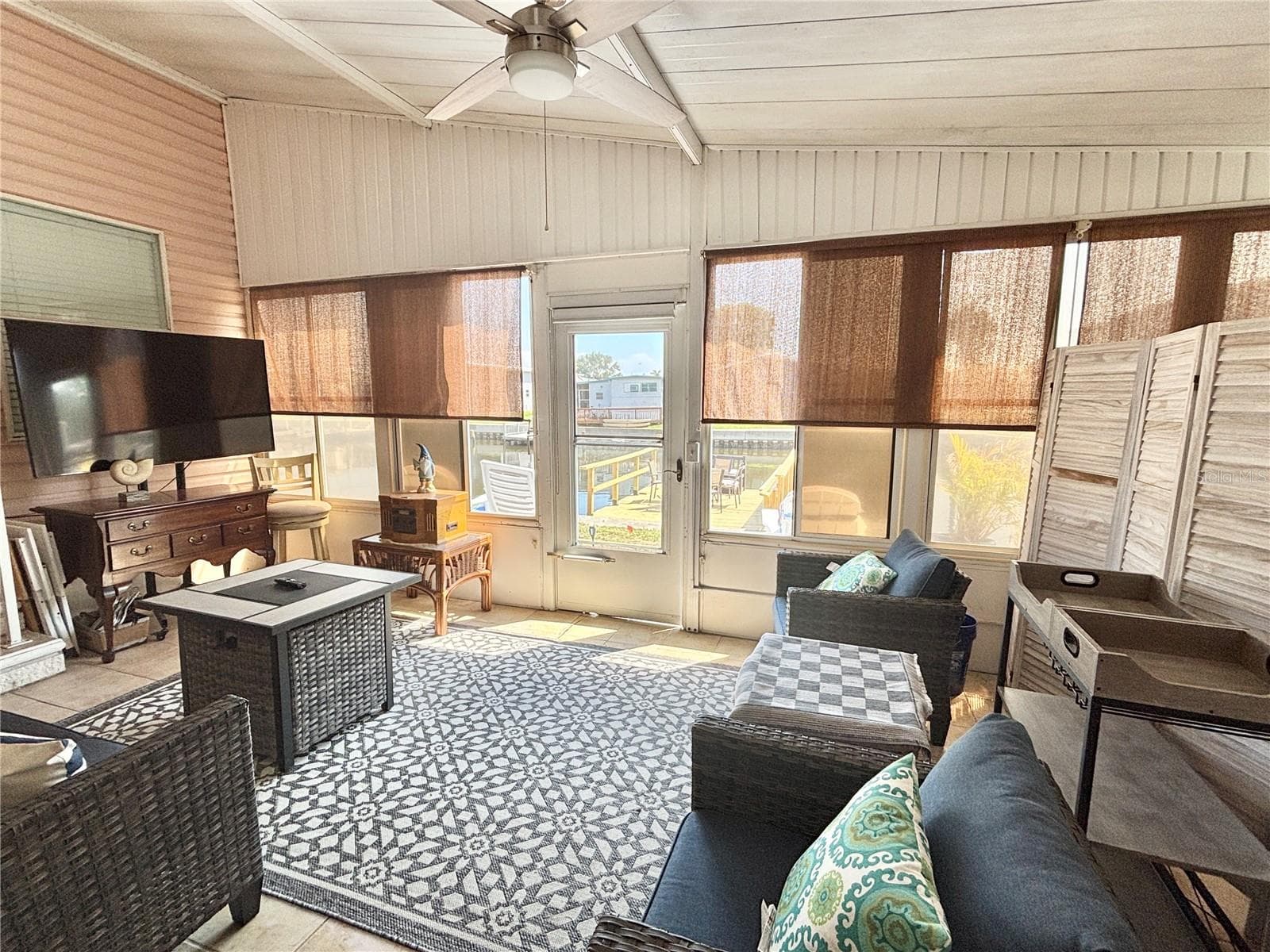 Florida Room - 102 AMERICANA CT NE #206, ST PETERSBURG