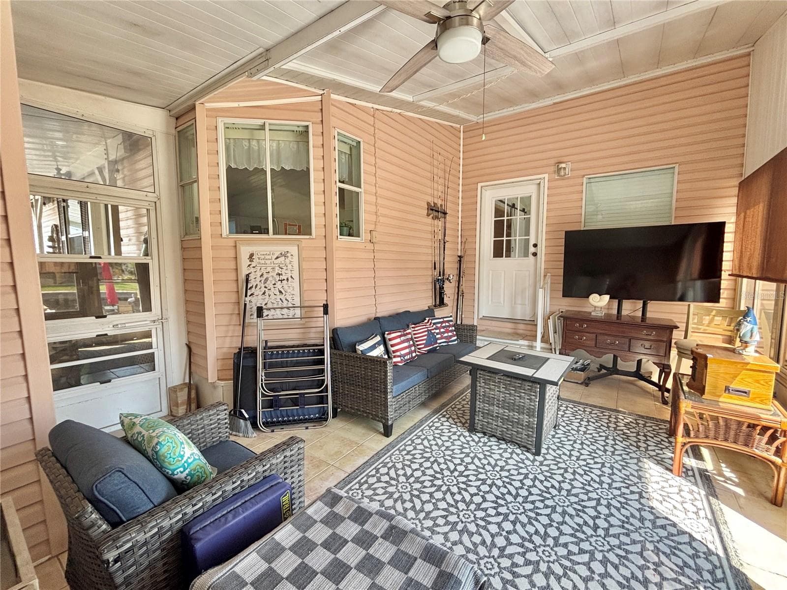 Florida Room - 102 AMERICANA CT NE #206, ST PETERSBURG