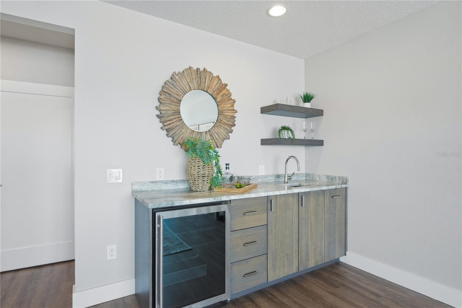Primary Suite wet bar - 915 BAYSHORE DR, TARPON SPRINGS