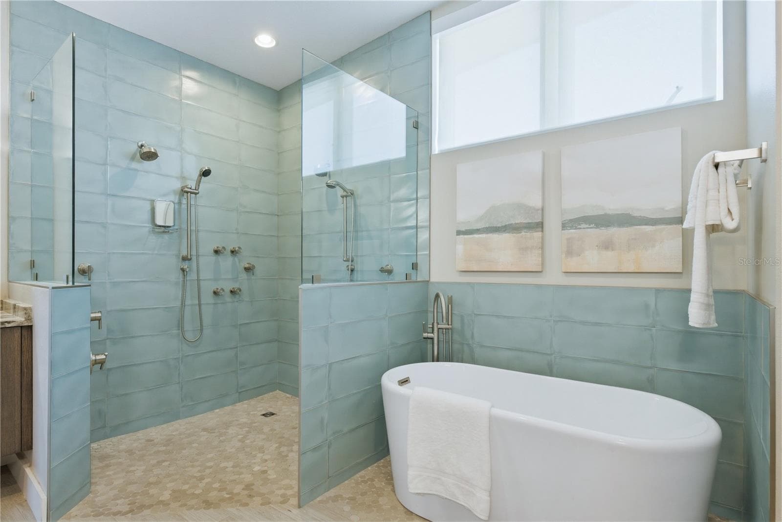 Primary Suite Shower and Soaker Tub - 915 BAYSHORE DR, TARPON SPRINGS