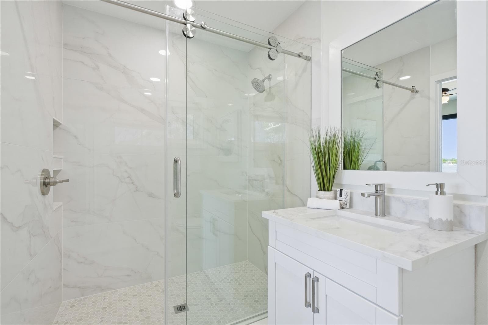 Guest Suite Bath - 915 BAYSHORE DR, TARPON SPRINGS