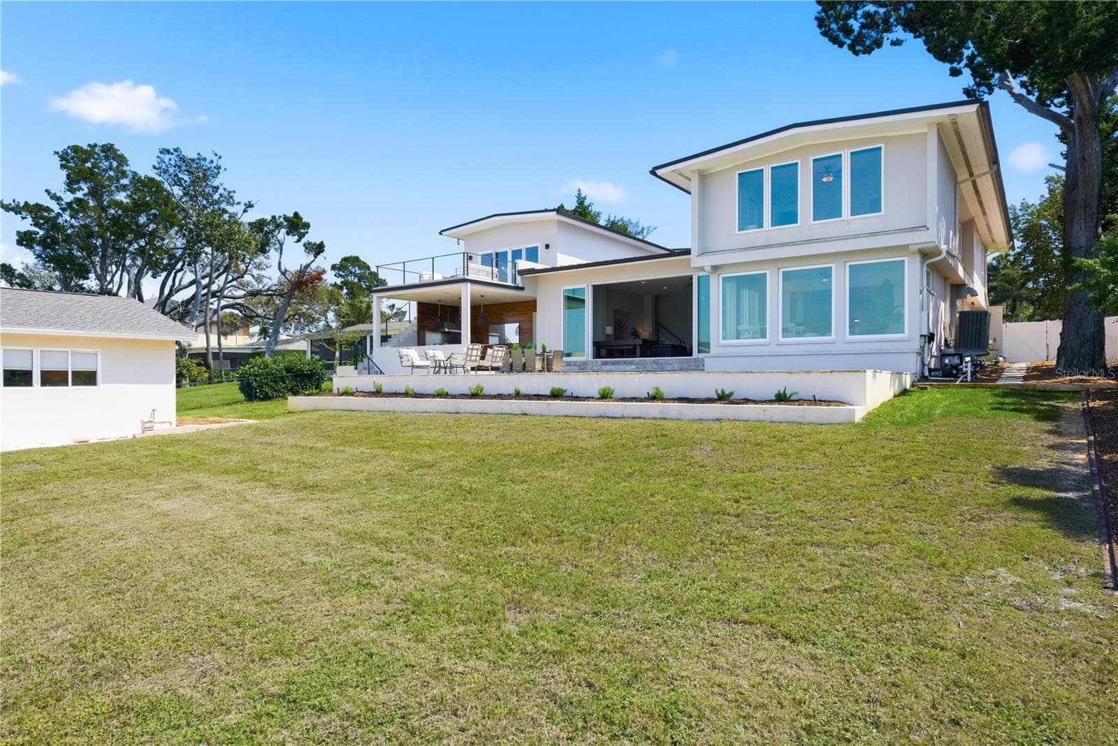 Backyard Lawn - 915 BAYSHORE DR, TARPON SPRINGS