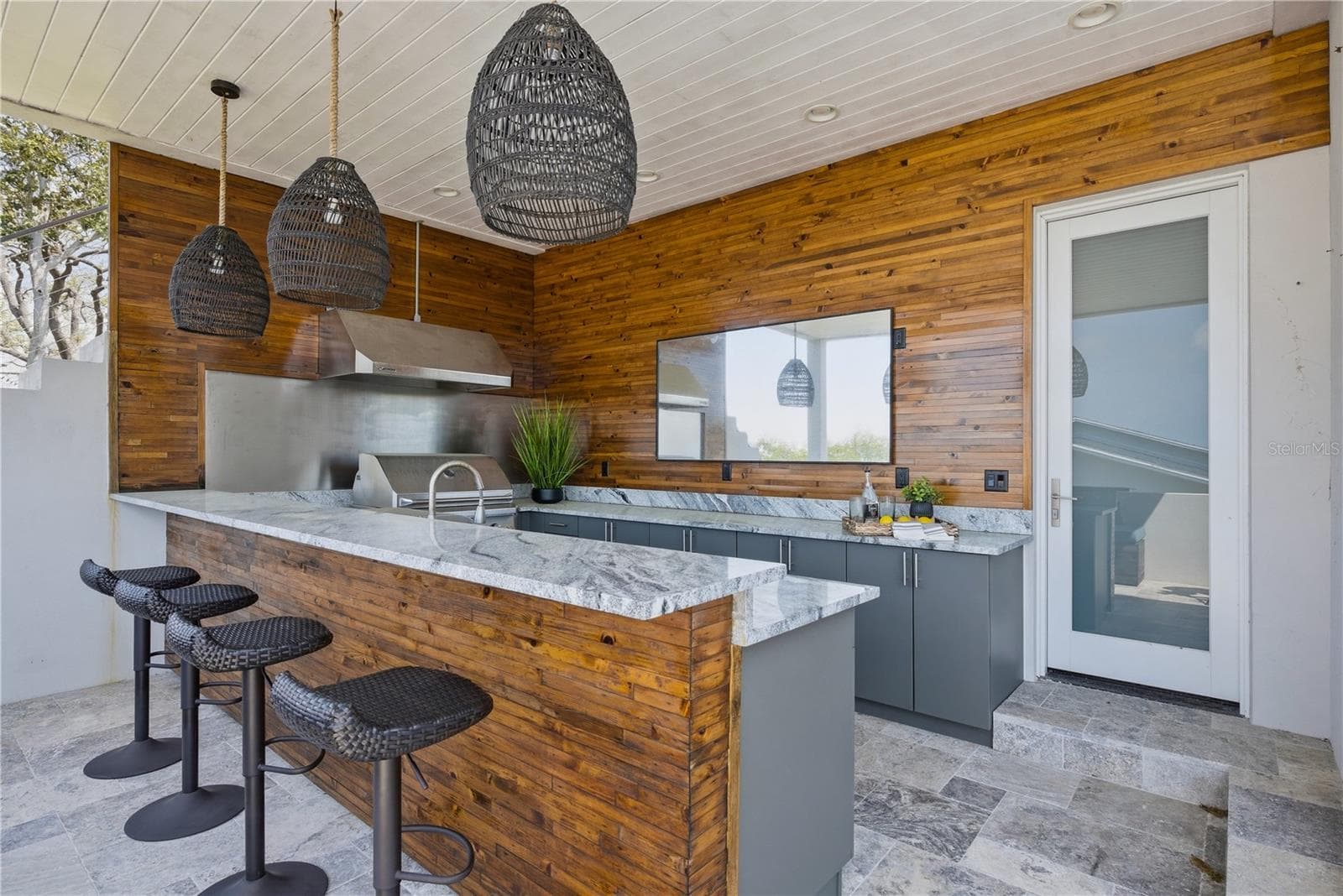 Outdoor Kitchen - 915 BAYSHORE DR, TARPON SPRINGS