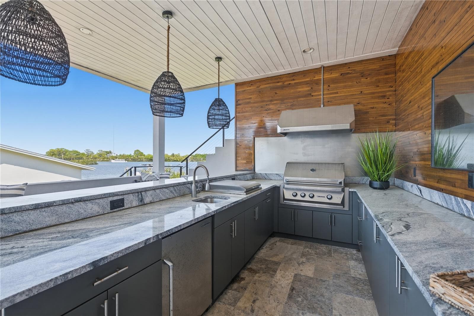 Outdoor Kitchen - 915 BAYSHORE DR, TARPON SPRINGS