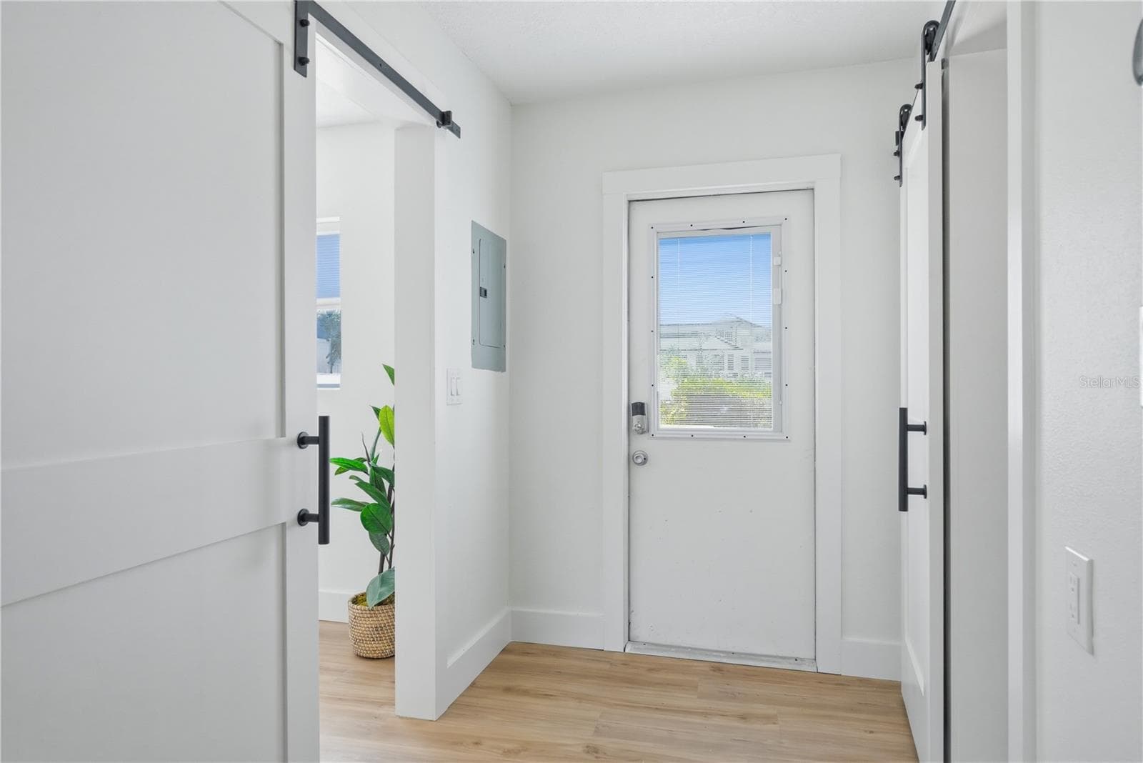 Guest House Entry - 915 BAYSHORE DR, TARPON SPRINGS