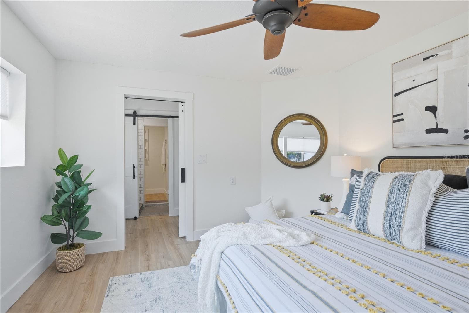 Guest House Bedroom - 915 BAYSHORE DR, TARPON SPRINGS