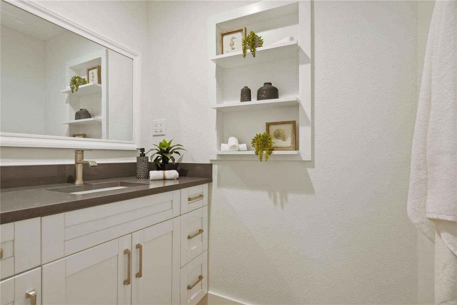 Guest House Bath - 915 BAYSHORE DR, TARPON SPRINGS