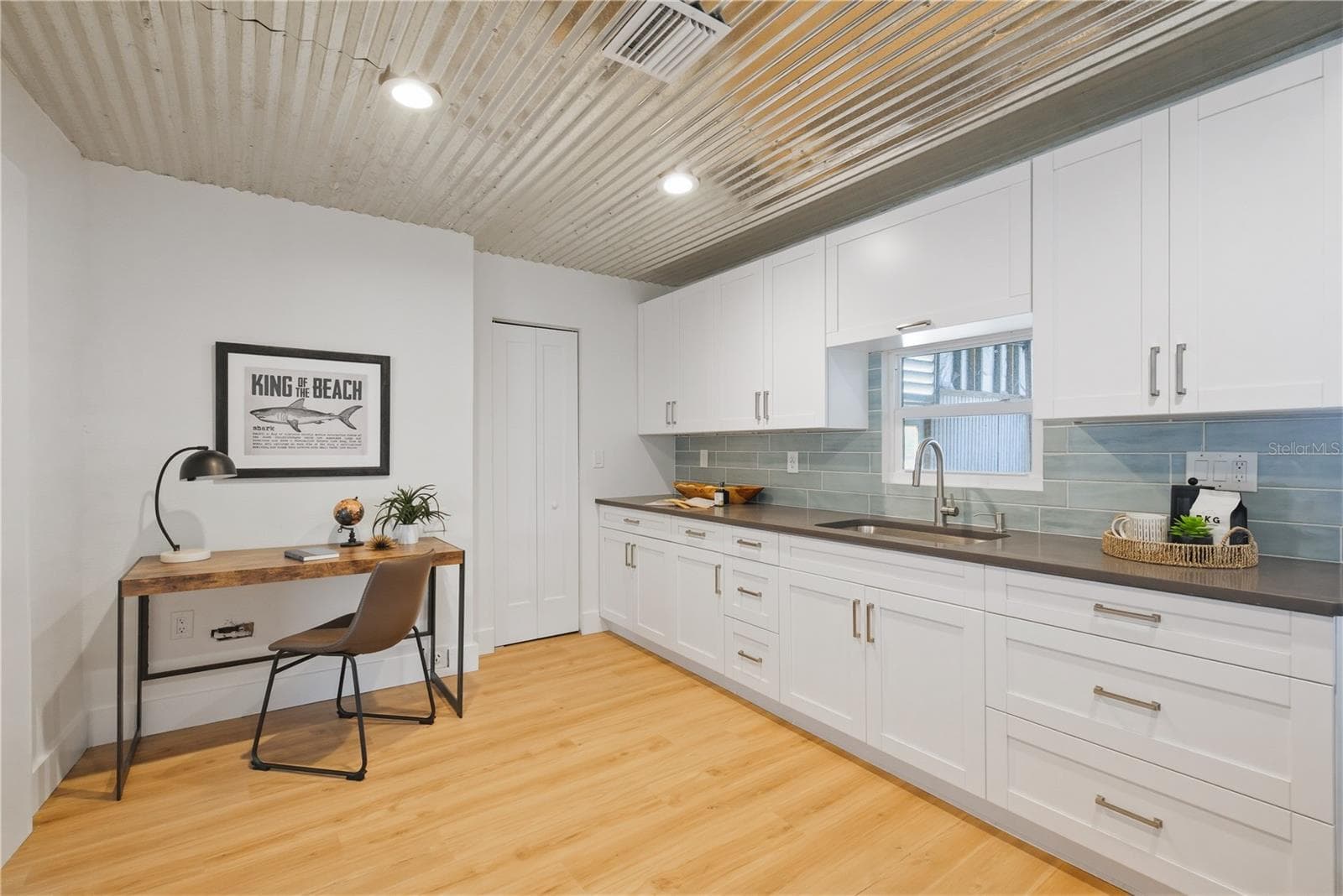 Guest House Kitchen - 915 BAYSHORE DR, TARPON SPRINGS