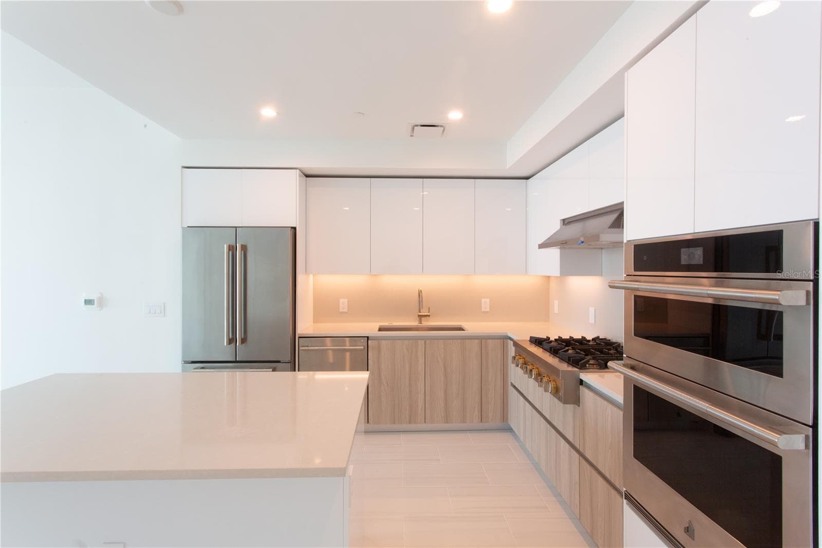 Condominium at 400 CENTRAL AVE #2001, ST PETERSBURG, photo 11 of 46