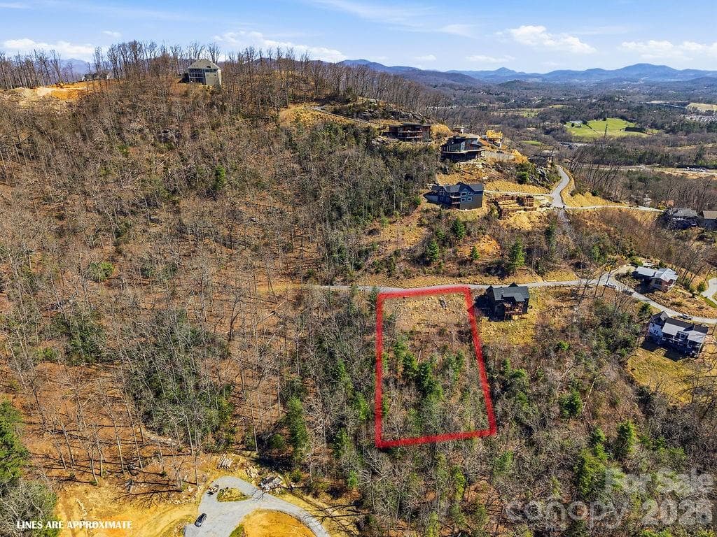 Only 6 miles to downtown Hendersonville and 9 miles to the Asheville airport. - Hendersonville