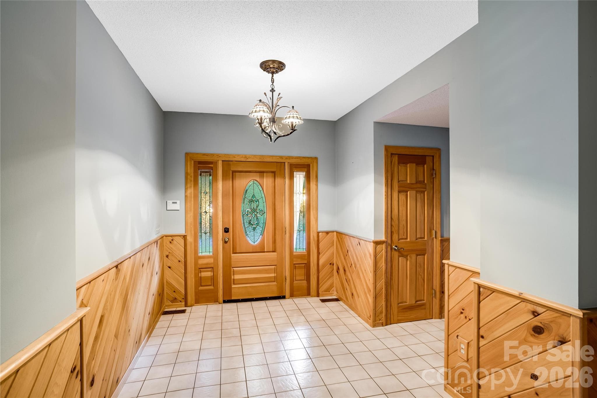 Warm and welcoming entry - Clyde