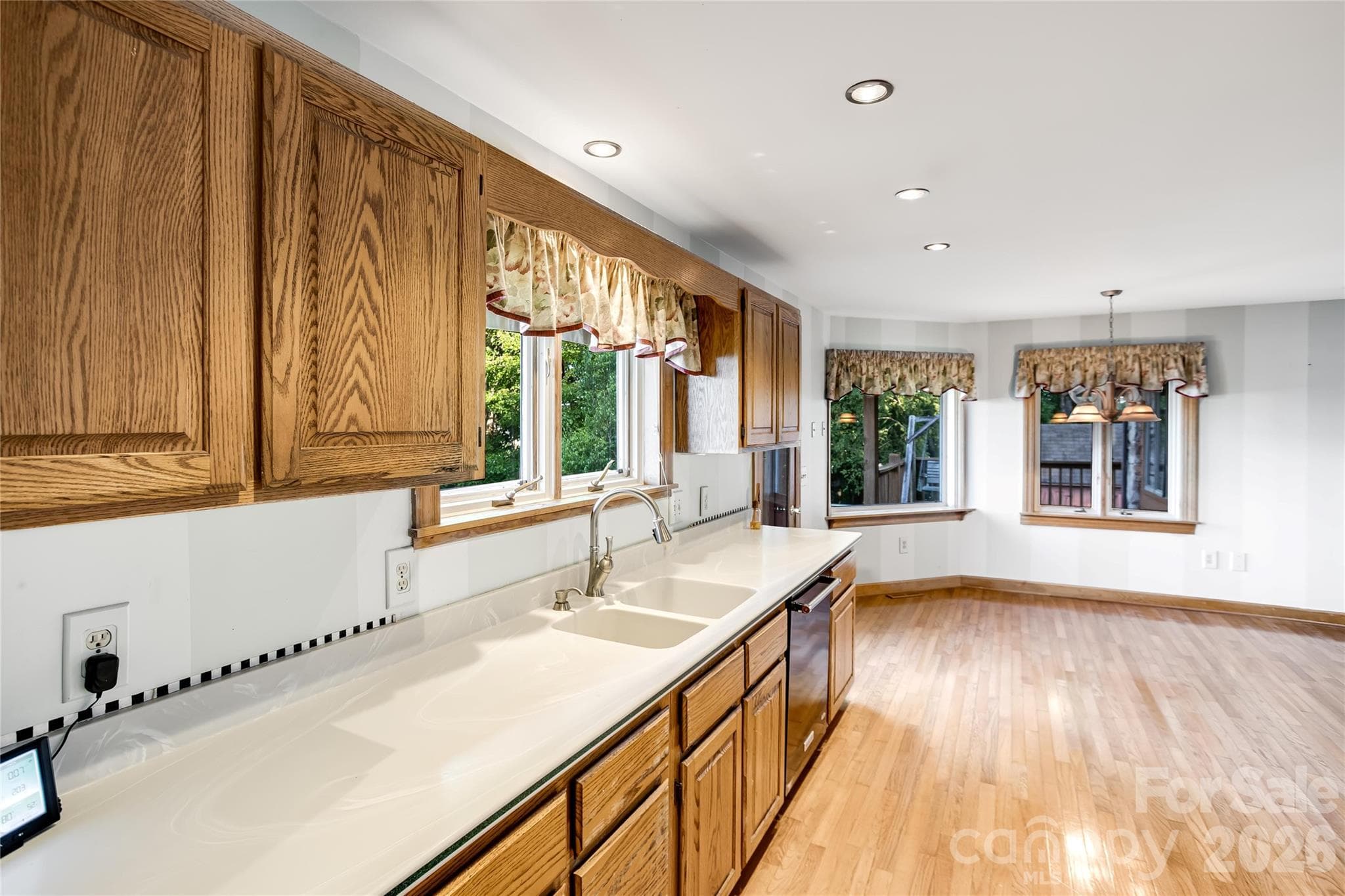 Spacious kitchen - Clyde