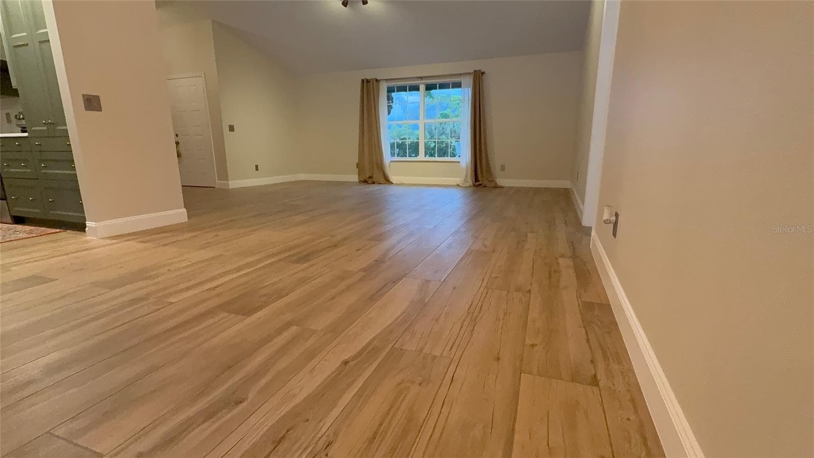 DINING ROOM / LIVING ROOM - 9115 BAY SIDE CT, ORLANDO