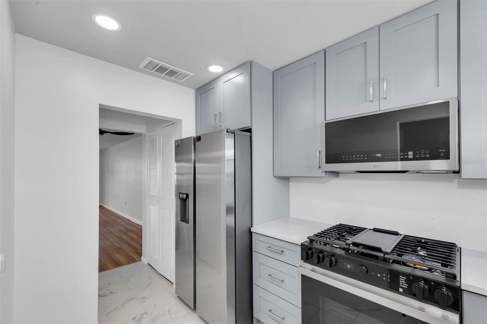 STAINLESS STEEL APPLIANCES - 3128 59TH ST S #303, GULFPORT