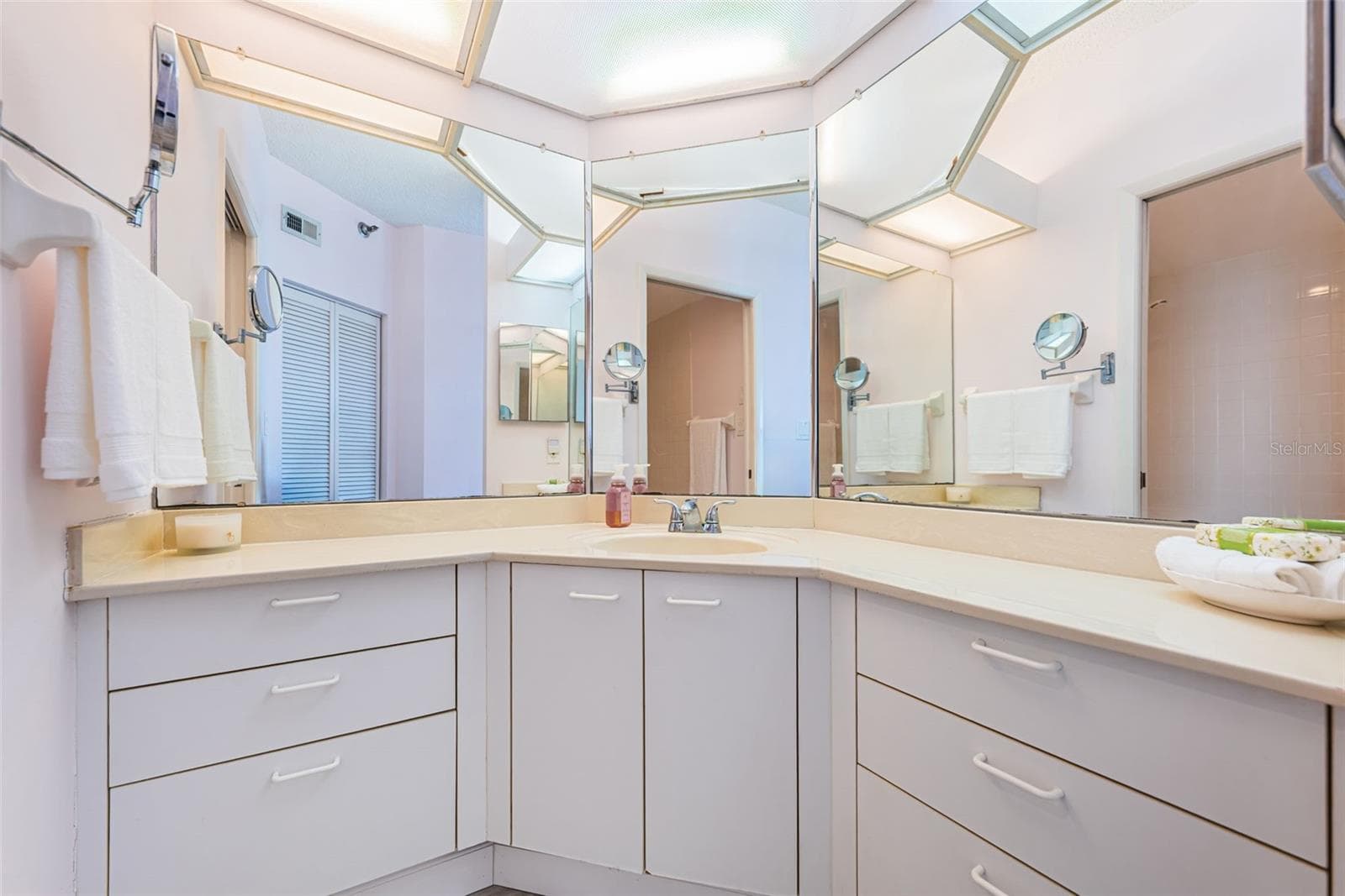 Master Bath Suite - 7979 SAILBOAT KEY BLVD S #205, SOUTH PASADENA