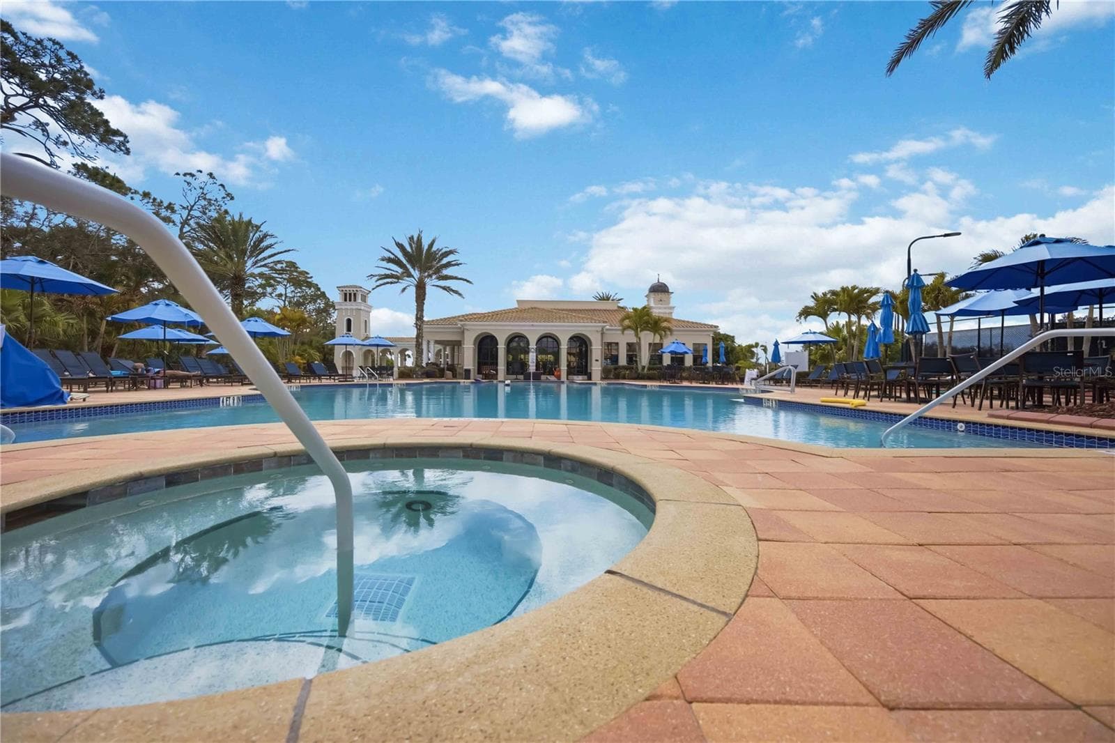 Hot tub and resort pool - 133 BELLA VISTA TER #32C, NORTH VENICE