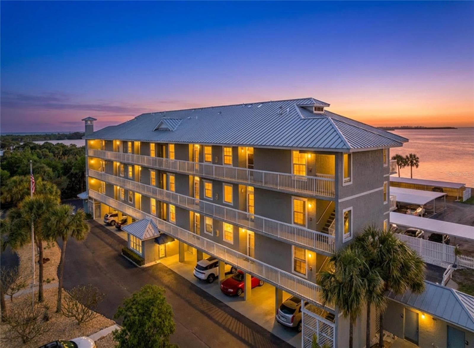 Condominium at 7 ISLAND PARK PL #204, DUNEDIN, photo 5 of 85