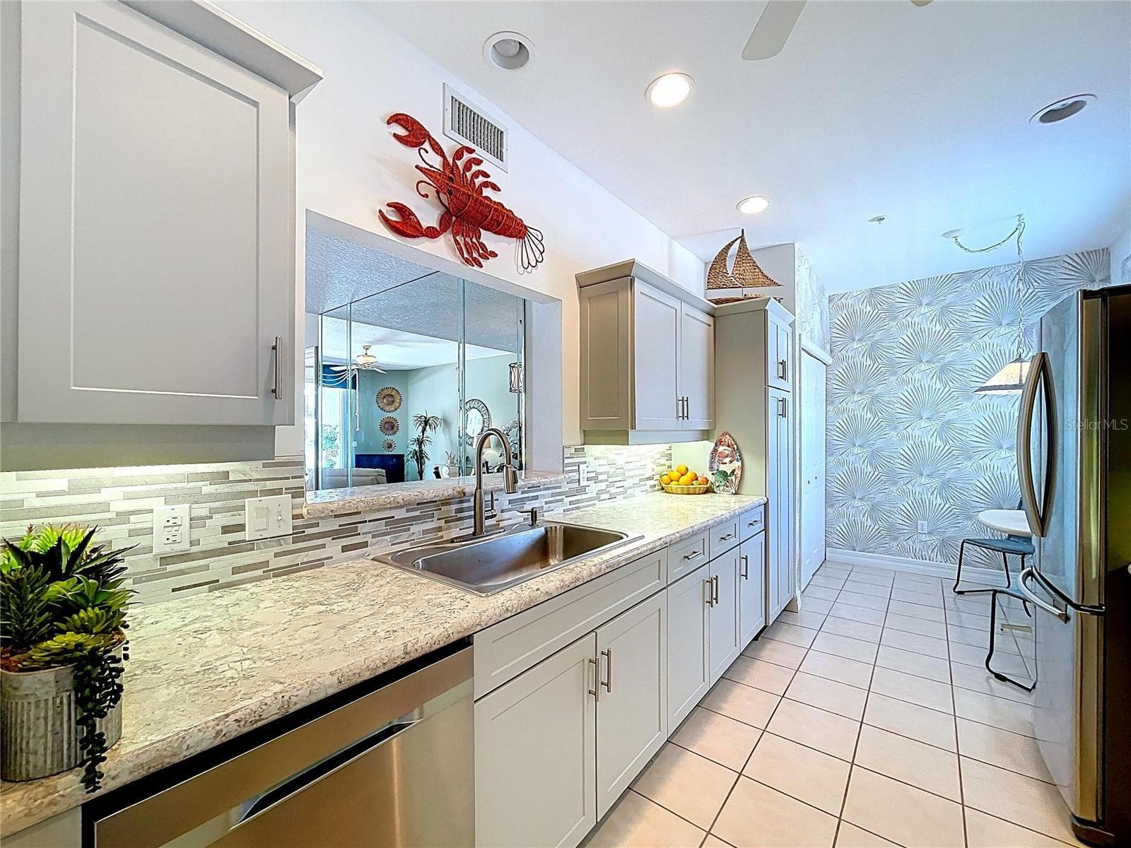 Condominium at 7 ISLAND PARK PL #204, DUNEDIN, photo 13 of 85