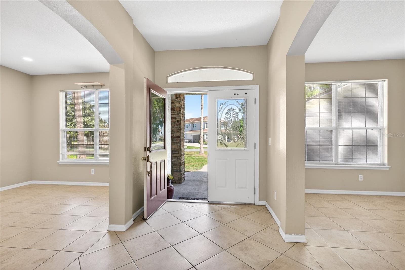 ENTRANC INTO THE HOME WITH THE FORMAL LIVING ROOM ON THE RIGHT AND THE FORMAL DINING ROOM TO THE RIGHT - 28931 BEAUCLAIRE DR, TAVARES