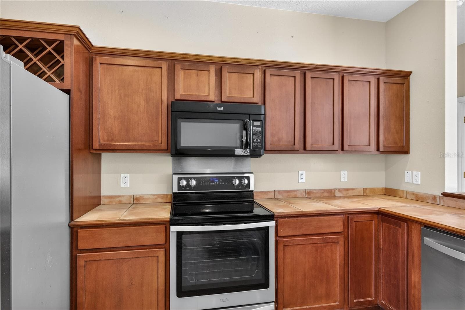 RANGE AND DISHWASHER 2025 - 28931 BEAUCLAIRE DR, TAVARES