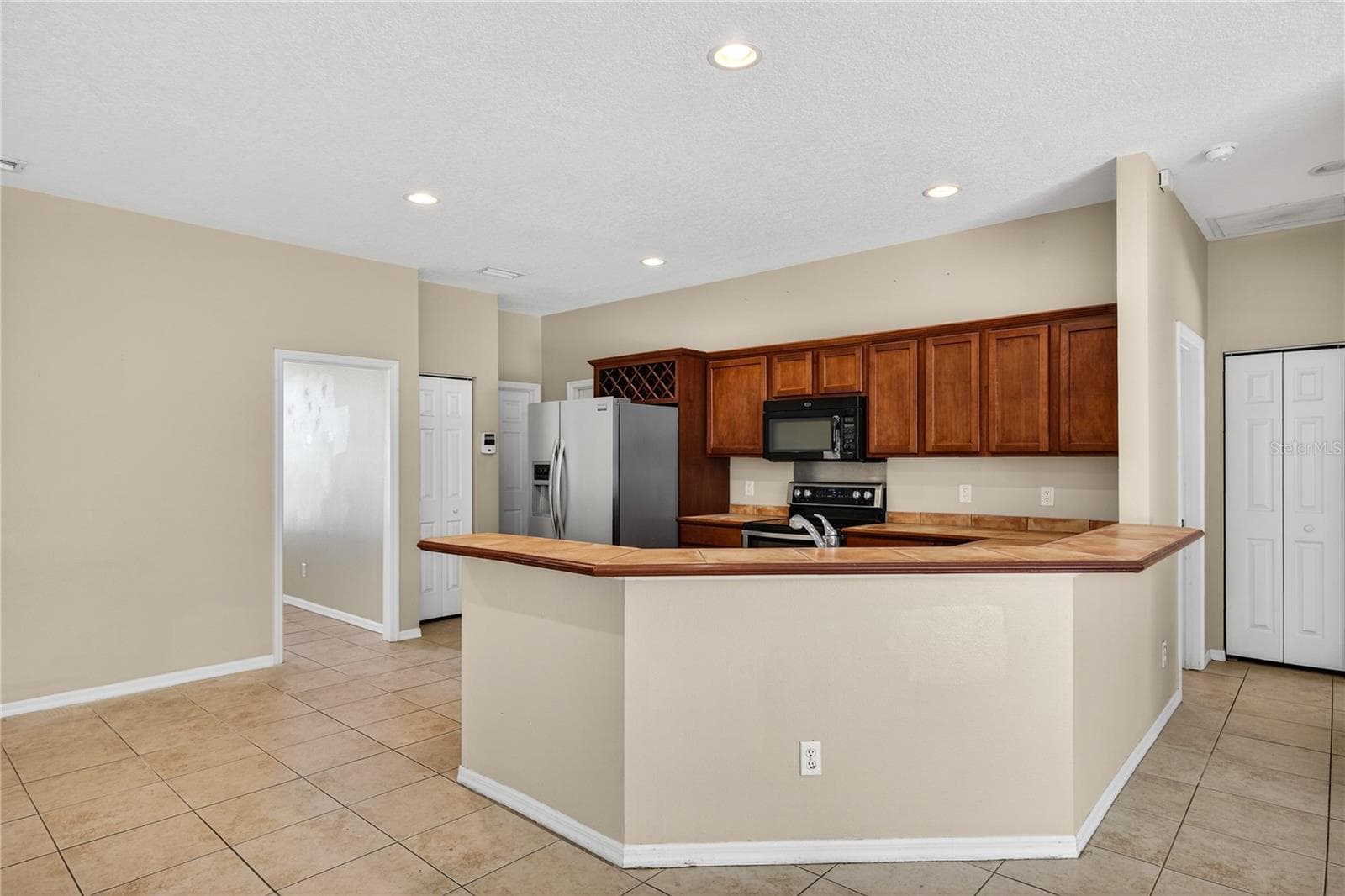 Kitchen is open to the family room and has a snack bar. This layout promotes easy interaction and casual dining. - 28931 BEAUCLAIRE DR, TAVARES