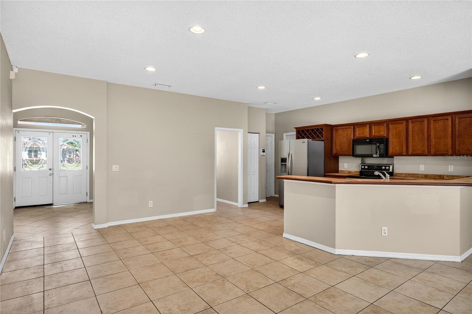 Spacious and inviting, the large family room is perfect for gatherings and relaxation. - 28931 BEAUCLAIRE DR, TAVARES